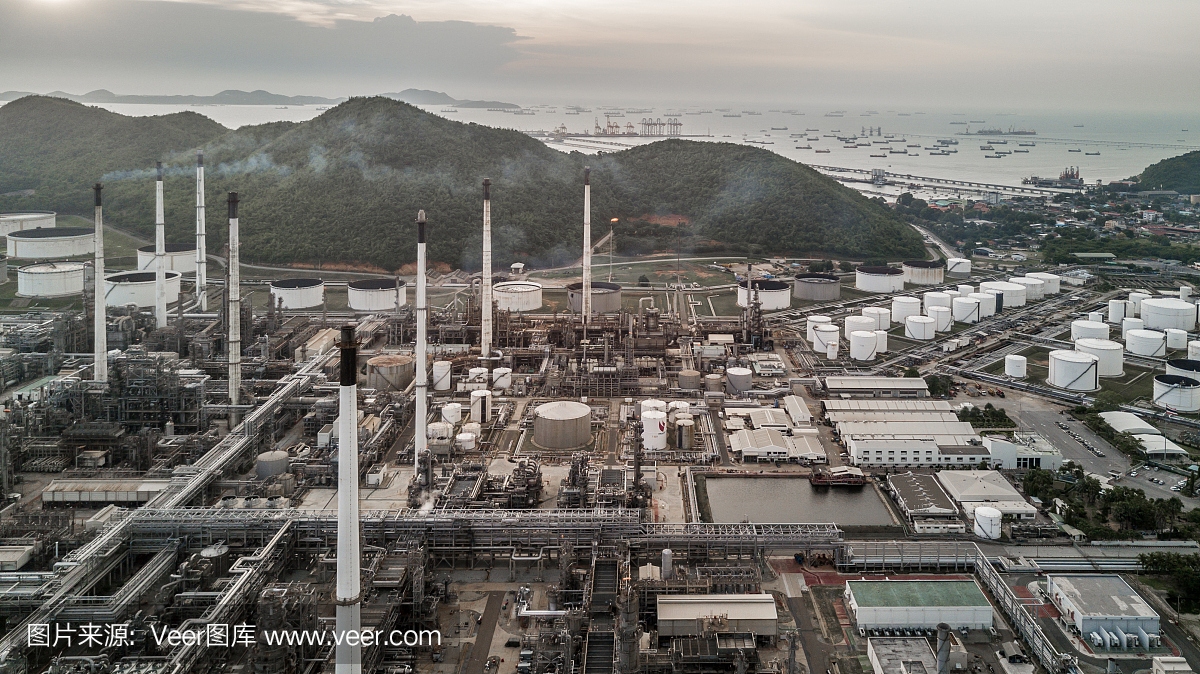 鳥(niǎo)瞰圖油品碼頭是用于存儲(chǔ)石油和石化產(chǎn)品的工業(yè)設(shè)施,準(zhǔn)備運(yùn)輸?shù)竭M(jìn)一步的存儲(chǔ)設(shè)施。