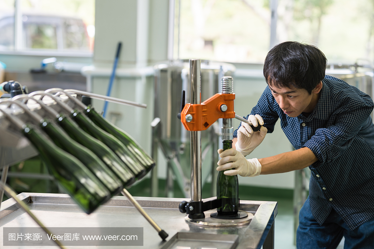 釀造大師裝瓶他的產品在一個小批量工藝啤酒啤酒廠